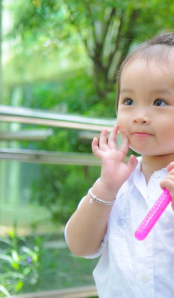 Маленькая девочка азиатка с игрушкой в руках