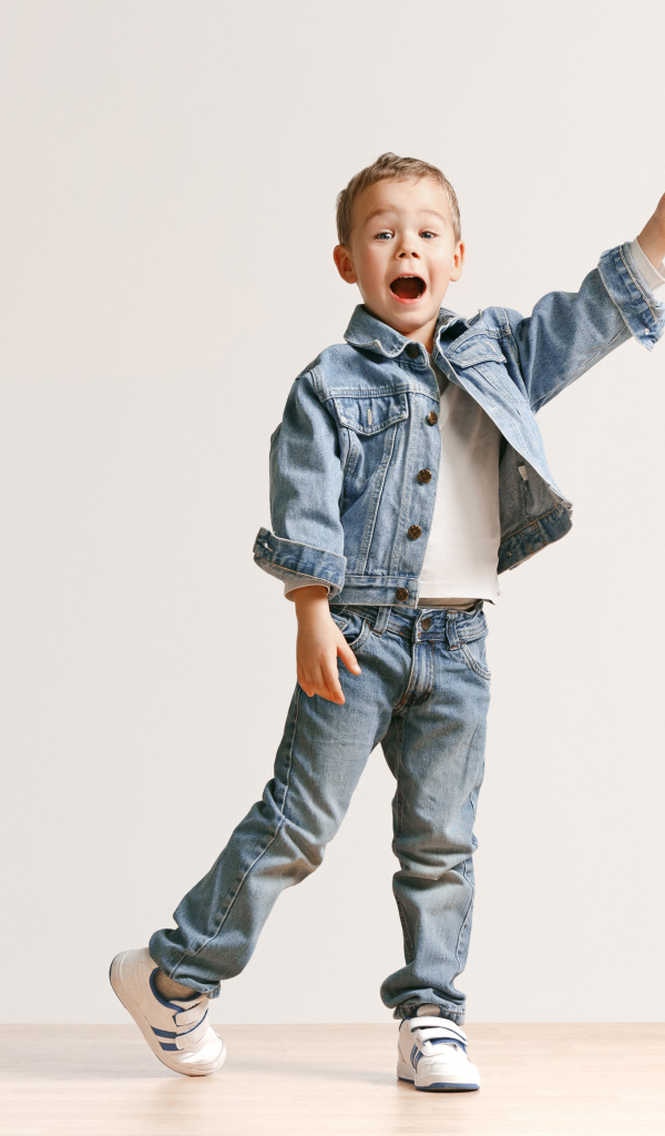 Маленький мальчик в джинсовом костюме
