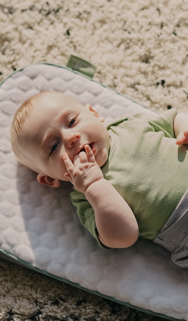 Маленький мальчик лежит на полу