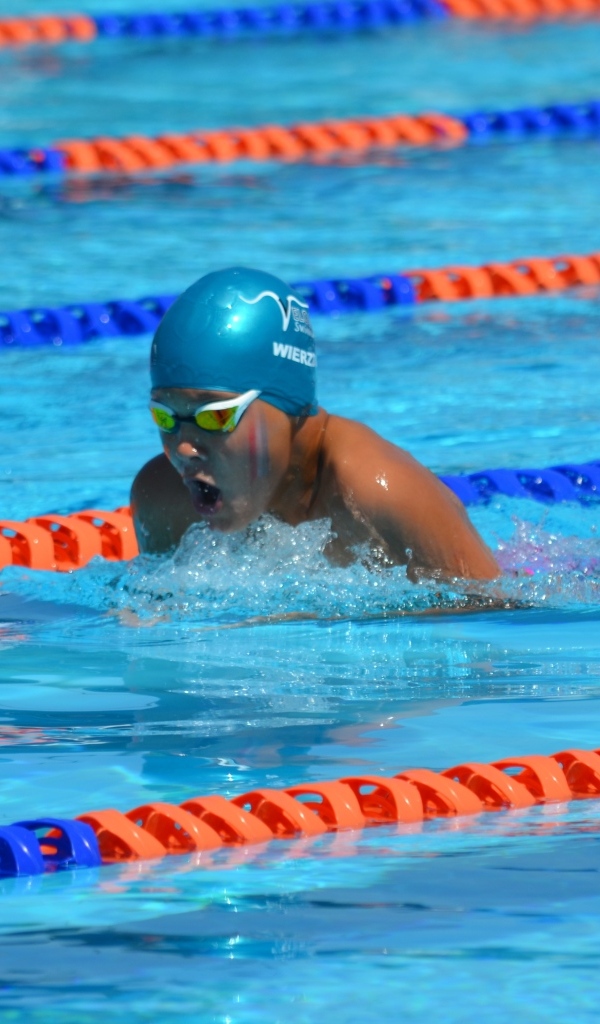 Маленький мальчик пловец в бассейне