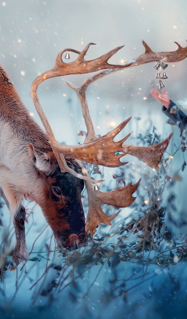 Маленький мальчик с оленем на природе зимой