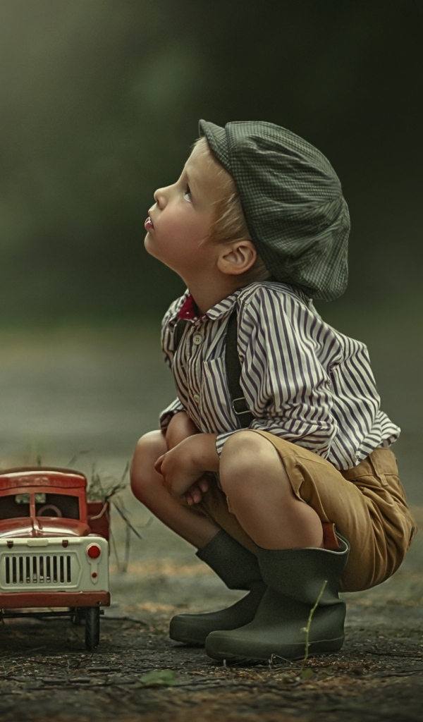 Маленький мальчик с игрушечным грузовиком