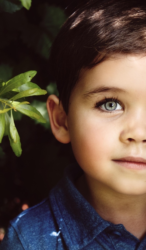 Маленький мальчик с красивыми большими глазами