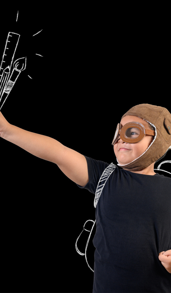 Маленький мальчик с нарисованными кистями на черном фоне