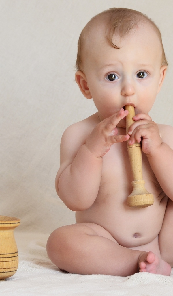 Маленький мальчик с деревянными игрушками