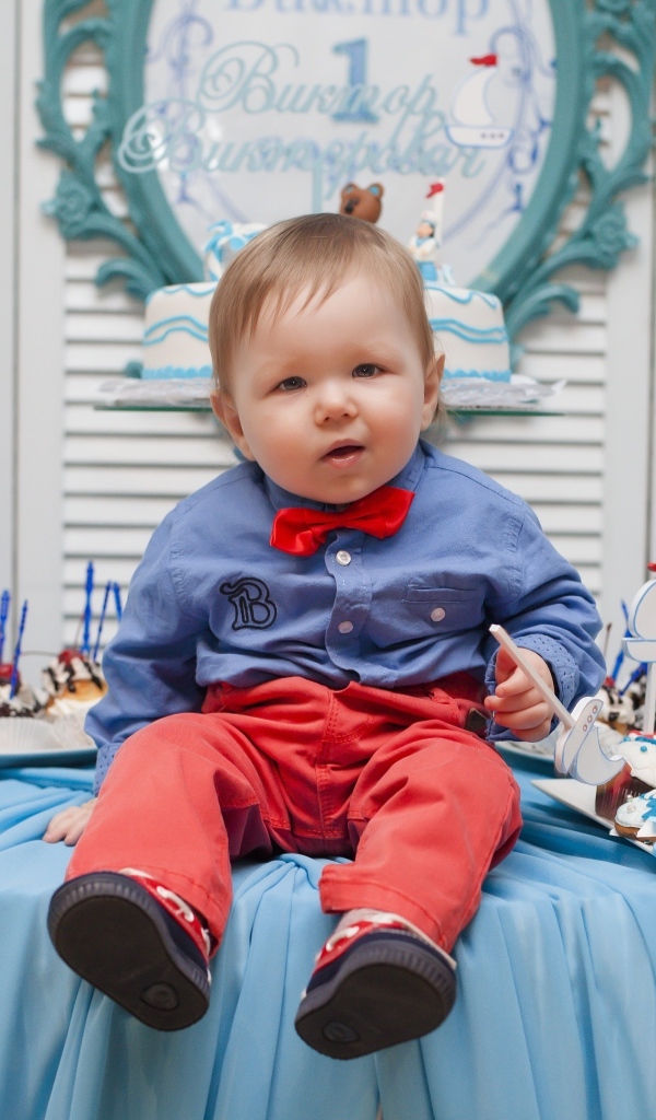 Маленький ребенок с угощениями на день рождения