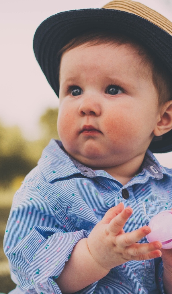 Маленький милый мальчик в шляпе 