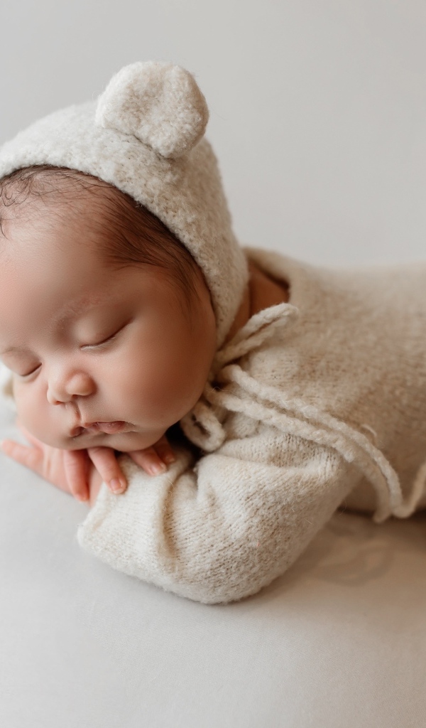 Маленький милый спящий малыш в костюме