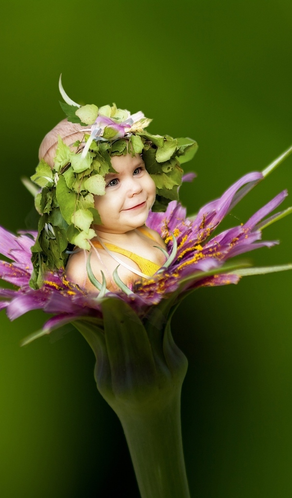 Маленькая девочка в красивом цветке