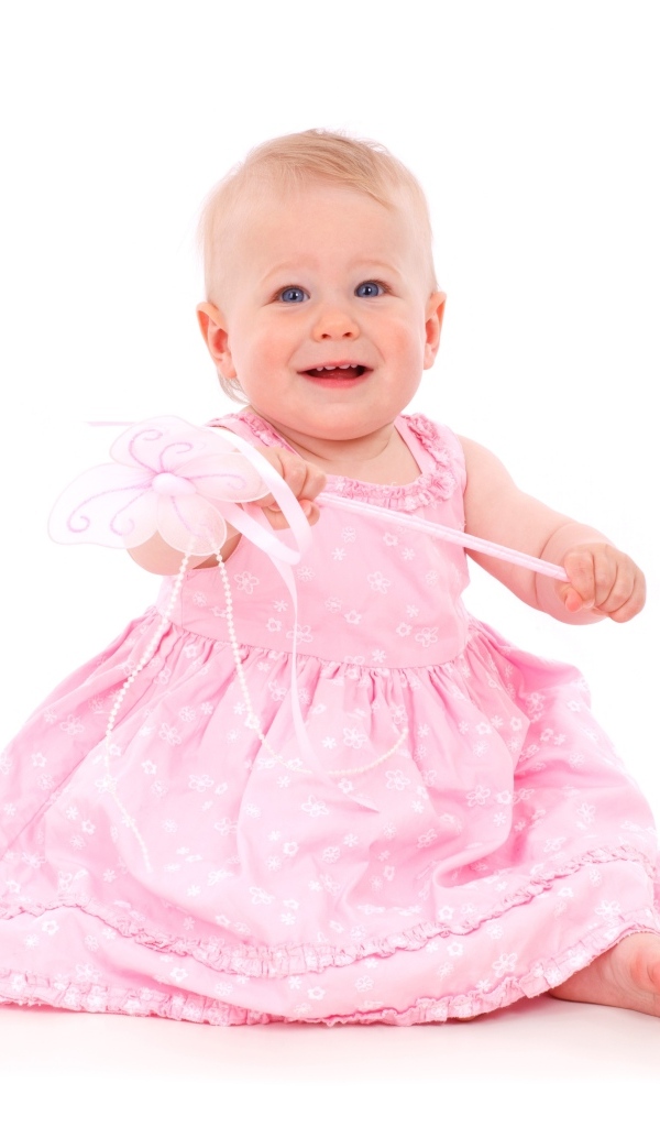 Маленькая девочка в розовом платье на белом фоне