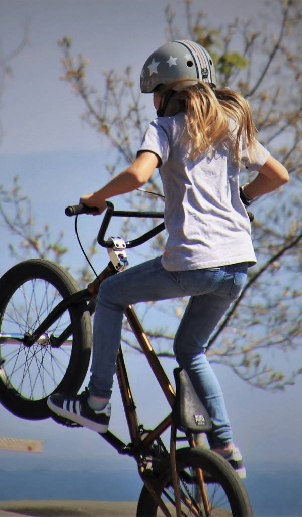 Маленькая девочка на велосипеде 