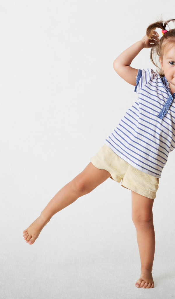 Маленькая девочка на сером фоне