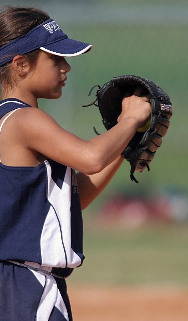 Маленькая девочка на бейсбольном поле