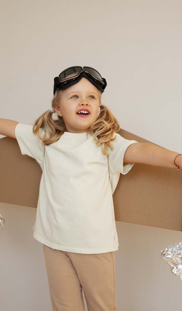 Маленькая девочка с крыльями из картона