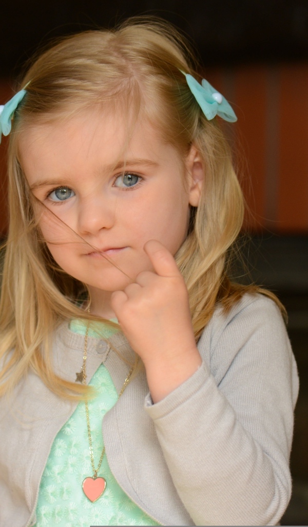 Маленькая девочка с заколками в волосах 