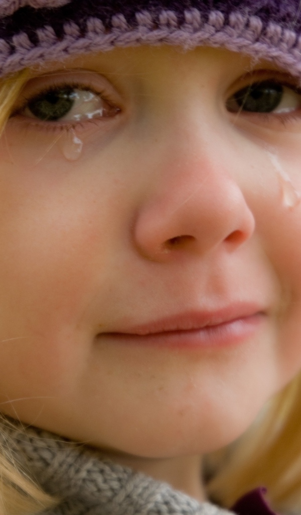 Маленькая девочка со слезами на лице