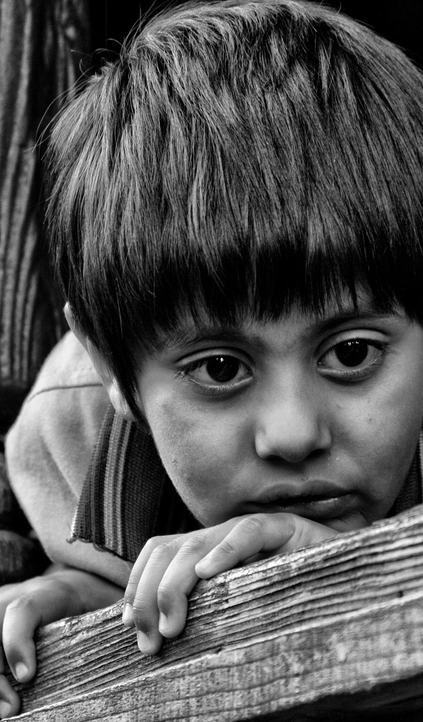 Маленький грустный мальчик черно-белое фото