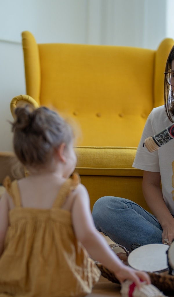 Мама играет с маленькой дочерью