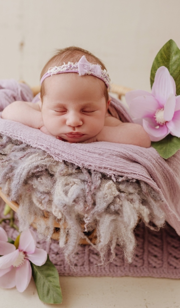 Спящая новорожденная малышка с цветами