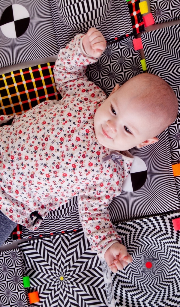 Маленький новорожденный ребенок лежит на одеяле