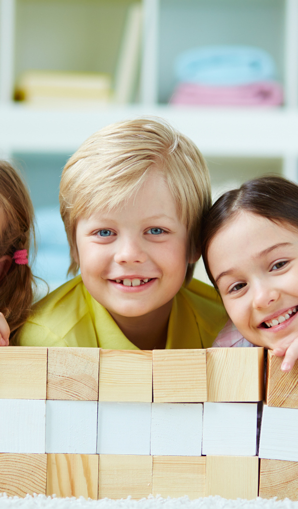 Улыбающиеся дети с кубиками