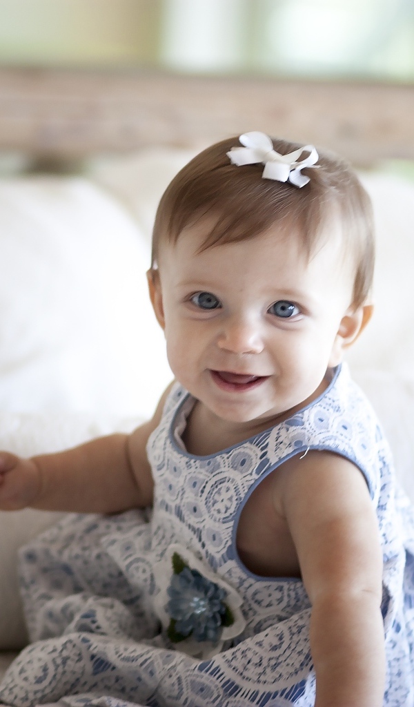 Улыбающаяся маленькая девочка в платье