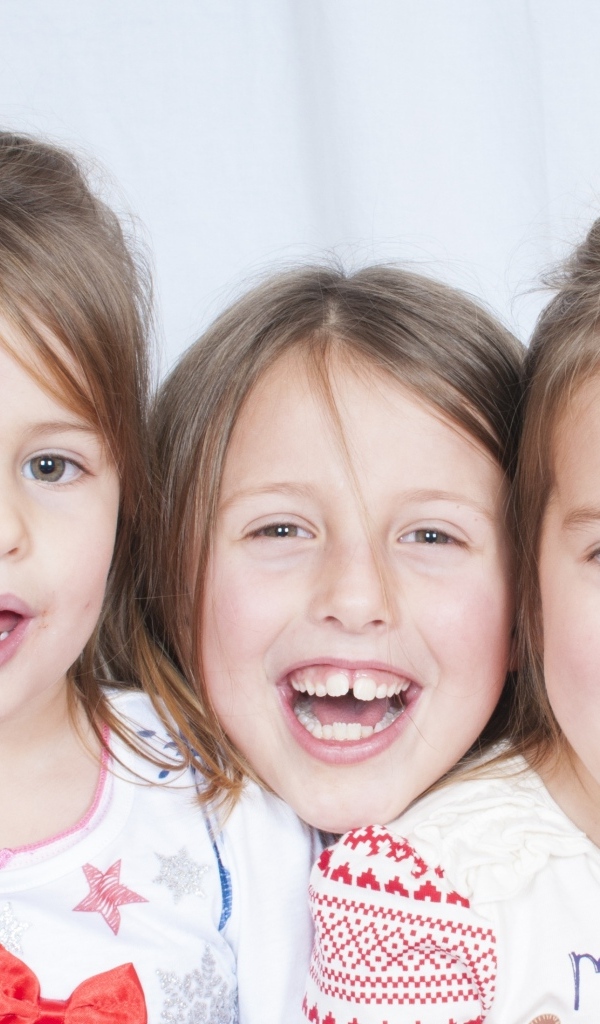 Три веселые улыбающиеся девочки