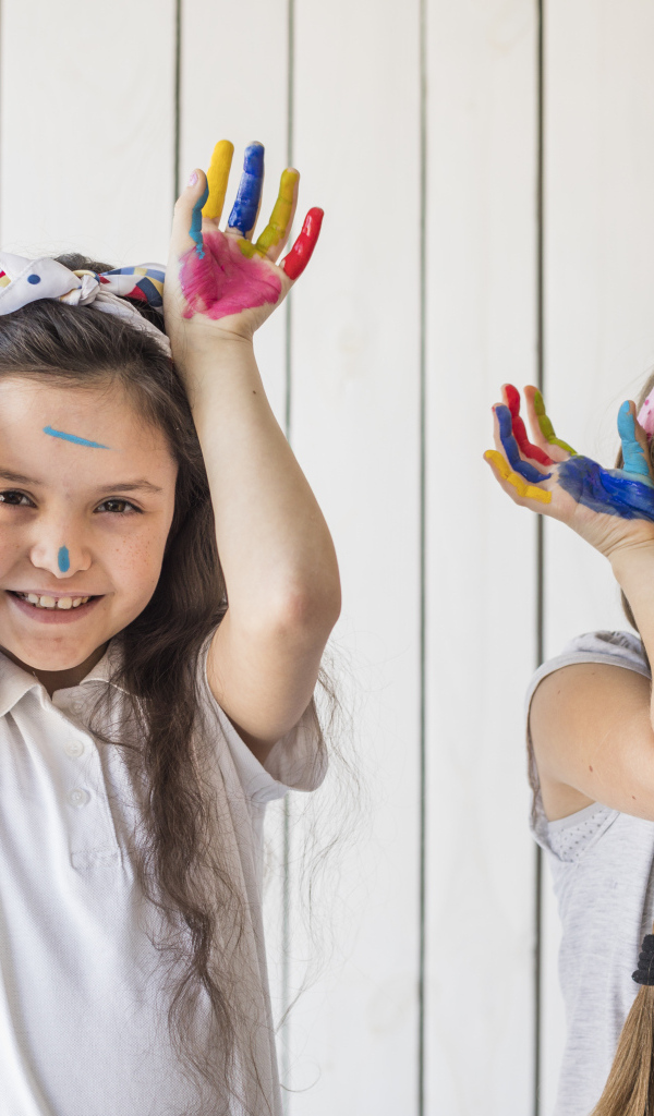 Две маленькие девочки в краске
