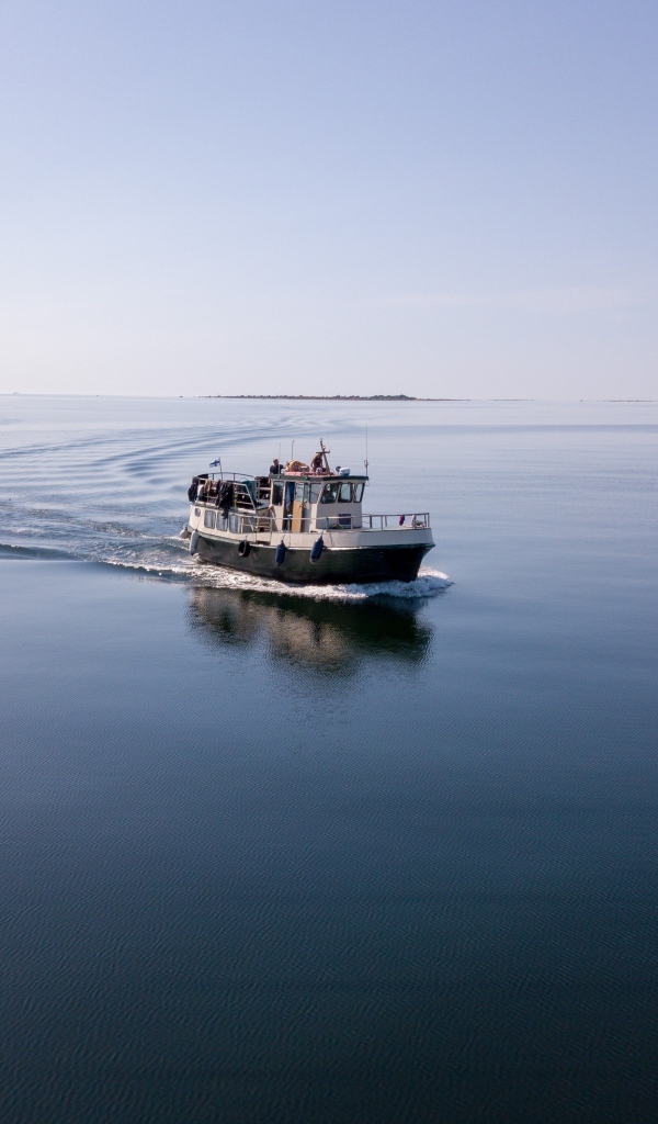 Рыбацкое судно плывет по морю