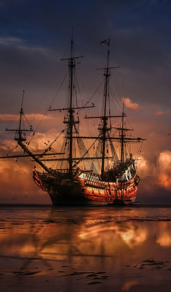 Большой корабль идет на мель на закате