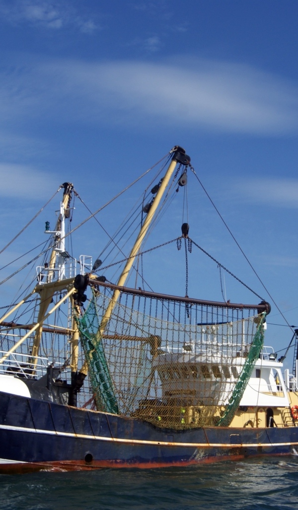 Рыболовный траулер в море