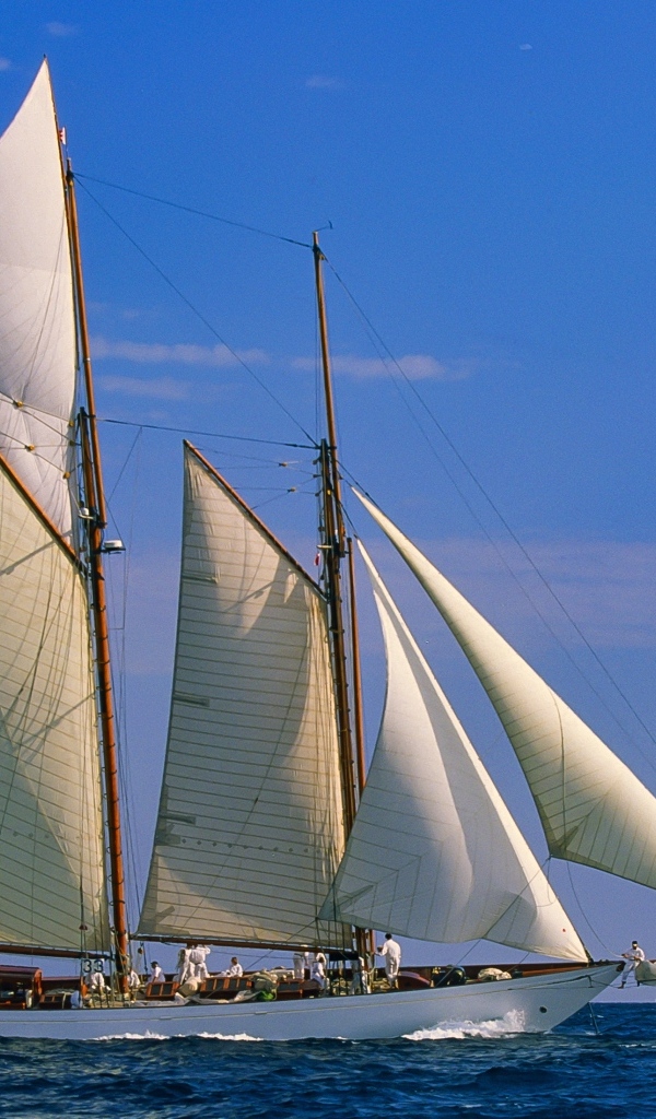 Большое парусное судно с пассажирами в море
