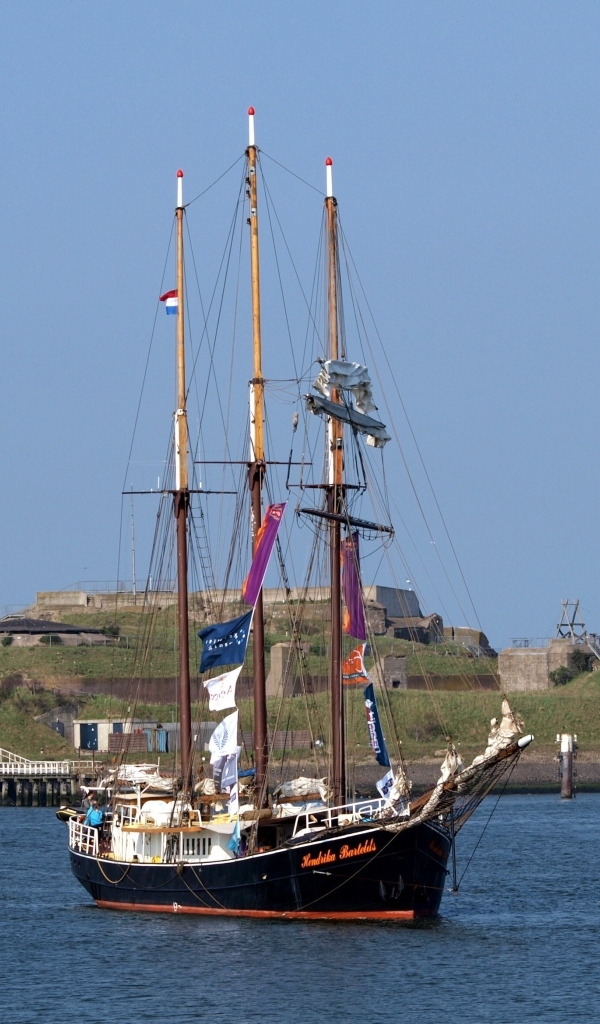 Большой корабль с опущенными парусами в гавани