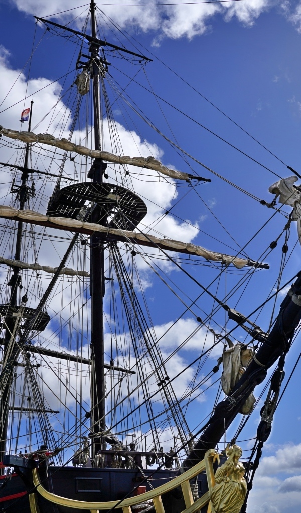 Большая трехмачтовая парусная яхта на фоне неба