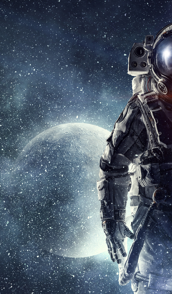Астронавт в костюме на фоне луны
