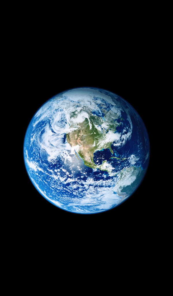 Большая голубая планета Земля на черном фоне