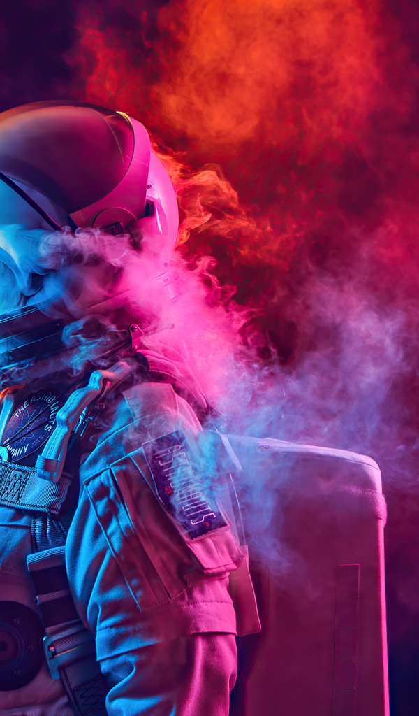 Девушка астронавт в скафандре в дыму