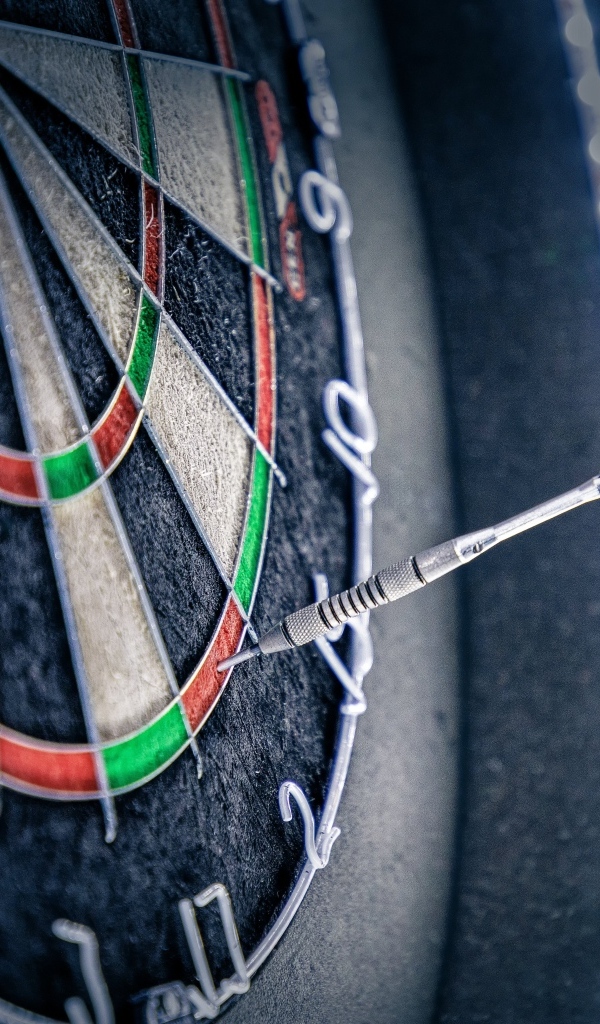 Острый дротик в мишени для дартс