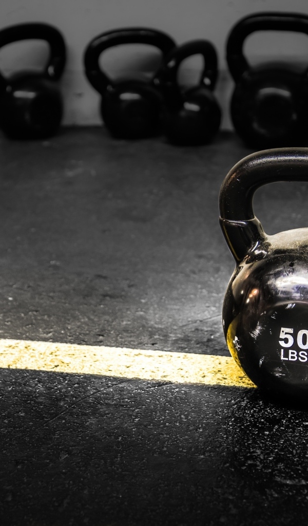 Большая тяжелая гиря в спортзале