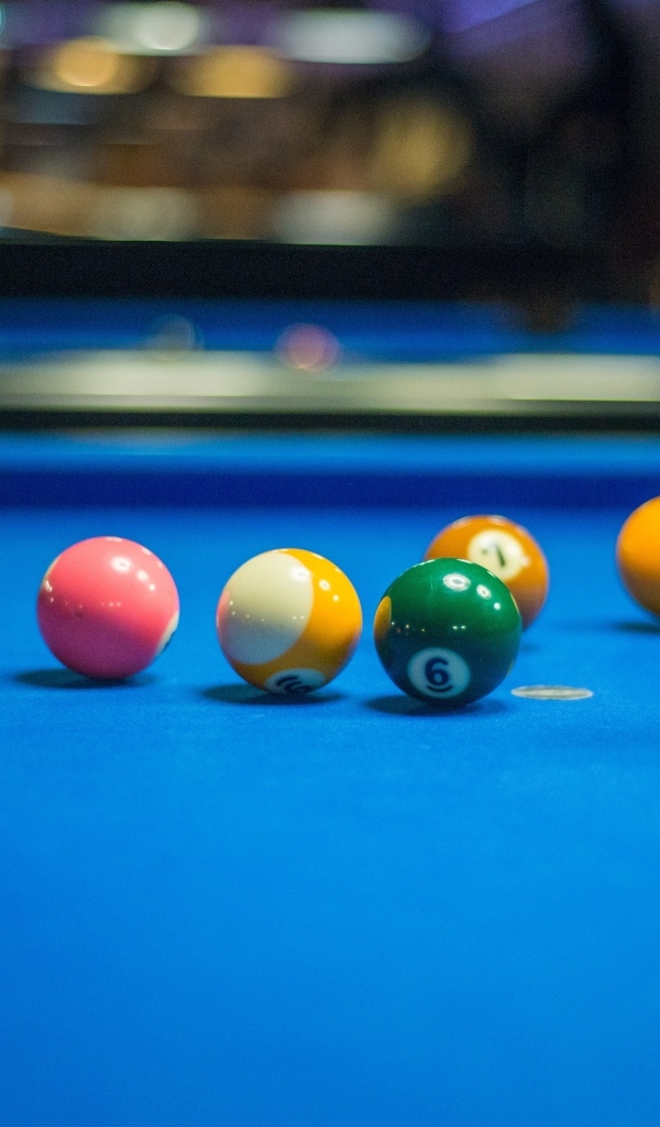 Шары для бильярда на голубом столе
