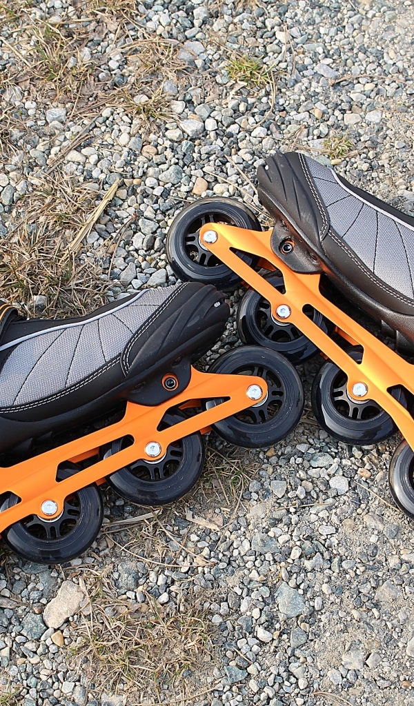 Черные ролики лежат на земле