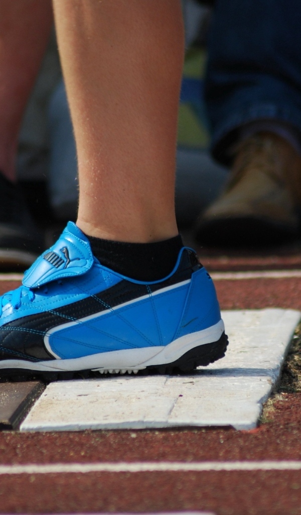 Голубые кеды на ноге спортсмена