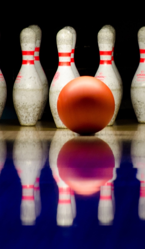Шар с кеглями для игры в боулинг 