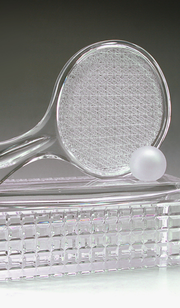 Хрустальная теннисная награда на сером фоне