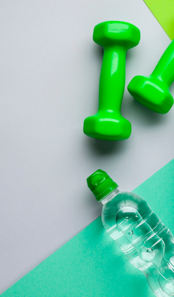 Гантели, бутылка воды и наушники