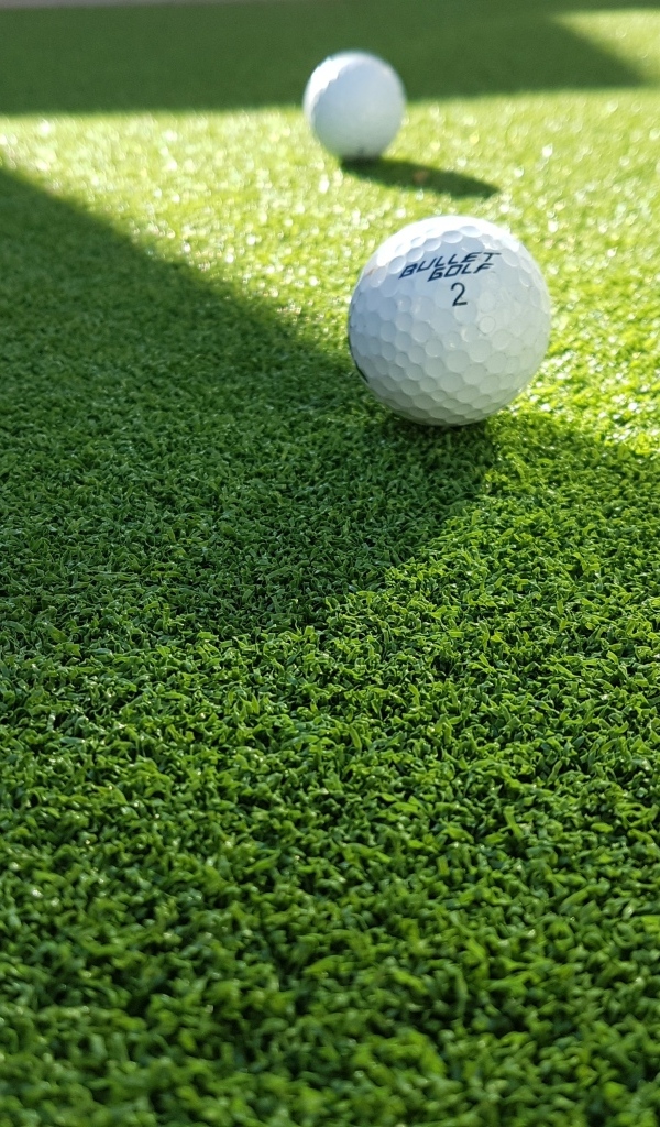 Мячи для гольфа на зеленой траве