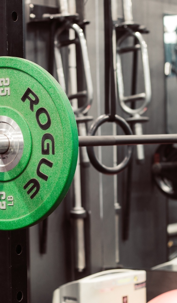 Тяжелая штанга в спортзале