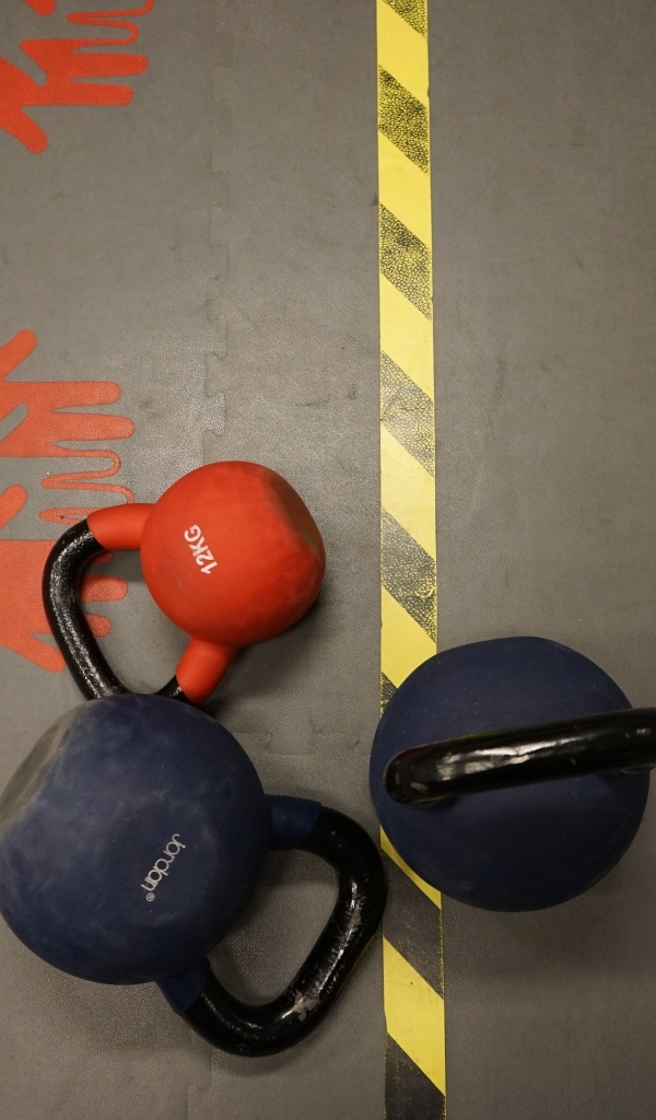 Тяжелые гири на полу в спортзале