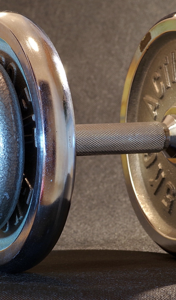 Большая тяжелая железная гантеля