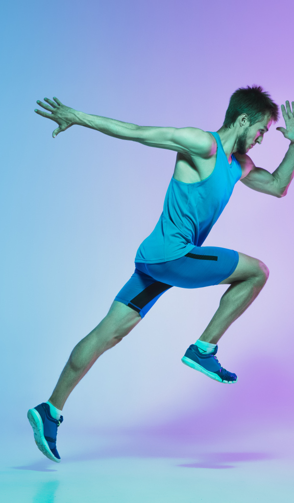 Мужчина бегун позирует для фото 